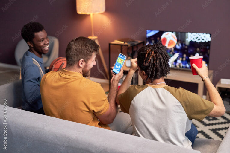 fanatico viendo baloncesto en television