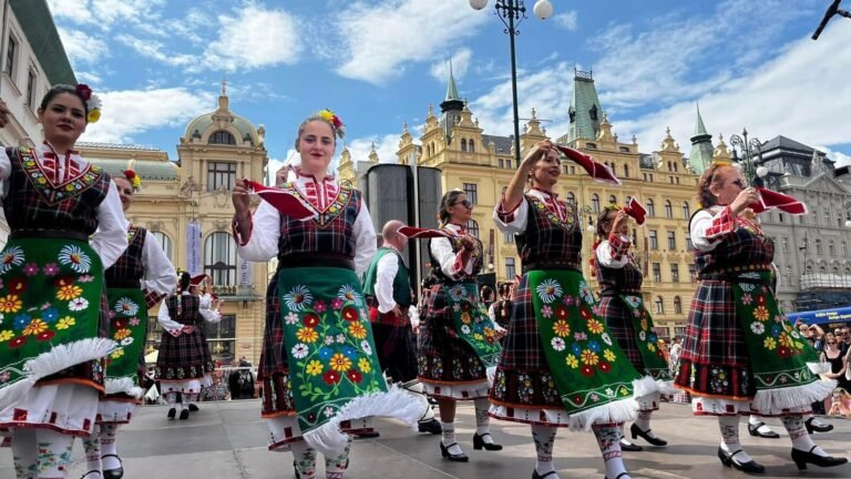 fiesta tradicional callejera con musica y baile