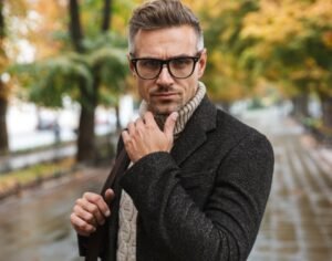 hombre elegante con gafas opticas modernas