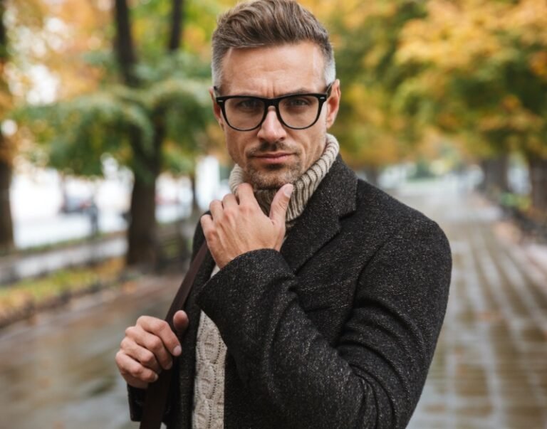 hombre elegante con gafas opticas modernas