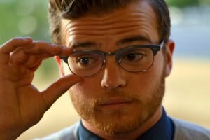 hombre elegante usando gafas opticas modernas