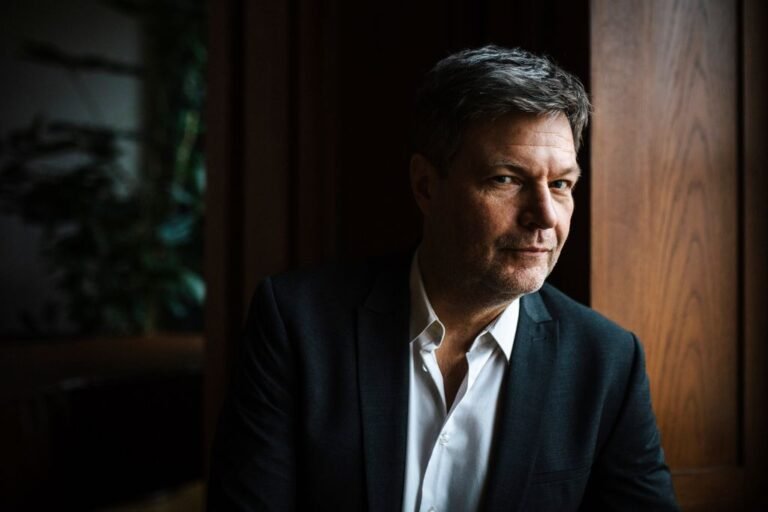 joven preocupado con carta de embargo financiera