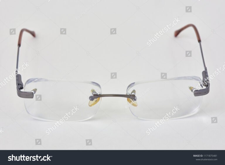 lentes opticos sin marco sobre fondo blanco