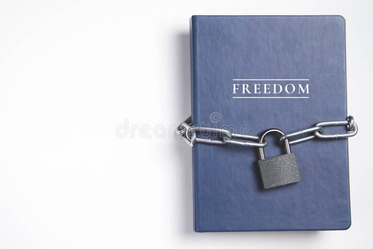 libro cerrado con candado y llaves