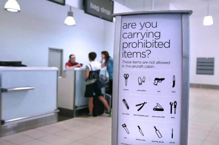 maletas abiertas con objetos prohibidos visibles