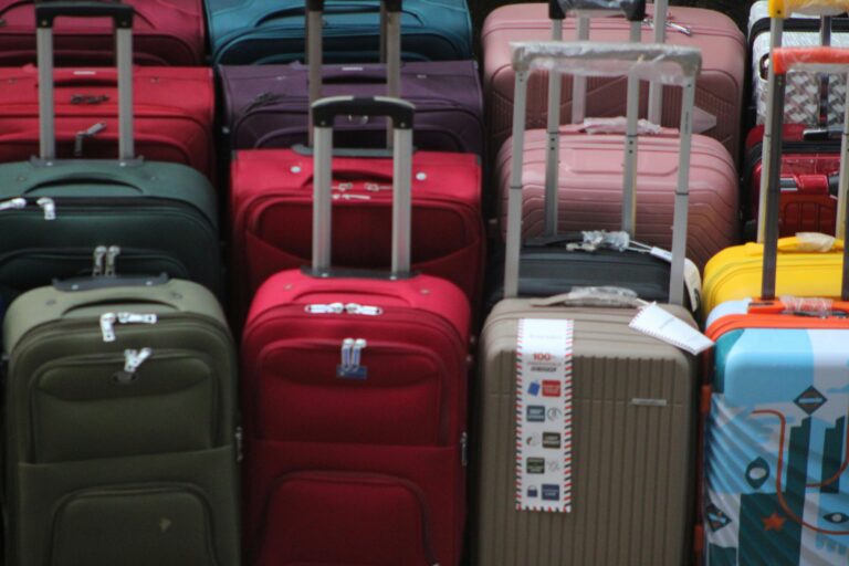 Dónde Encontrar Las Mejores Ofertas De Maletas De Viaje 1 maletas de viaje coloridas apiladas juntas