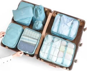 maletas organizadas en tienda de equipaje