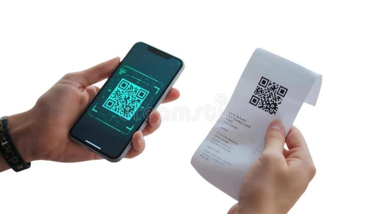 mano sosteniendo smartphone escaneando documento