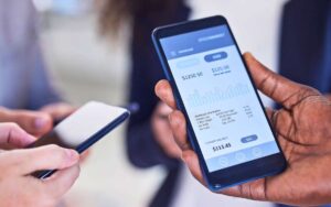 mano sosteniendo telefono con app bancaria abierta