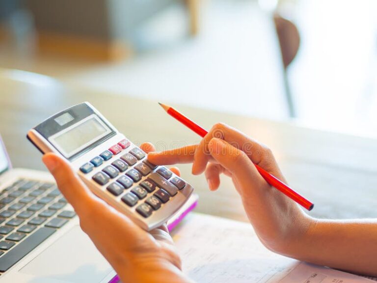 manos calculando finanzas con calculadora sencilla