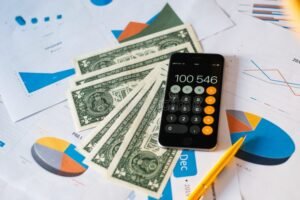 manos contando billetes con calculadora financiera