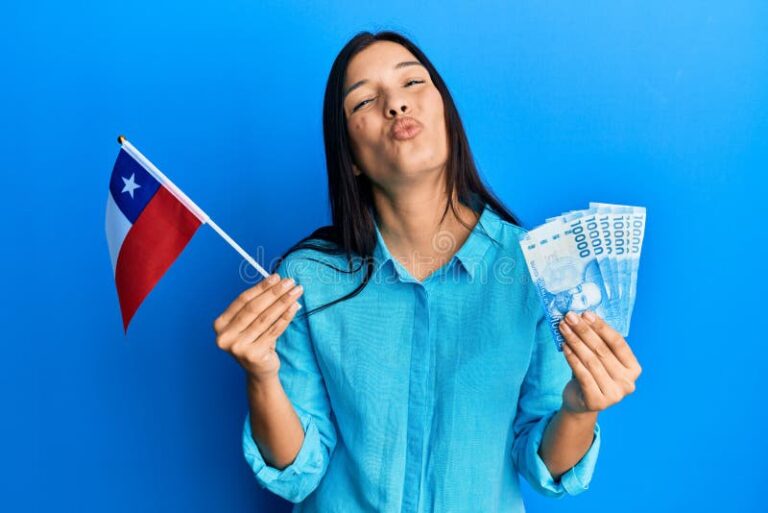 Cuánto cobra la comisión por transacción internacional en Chile 2 manos entregando billetes con bandera chilena