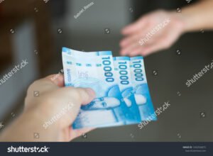 manos entregando dinero en chile 1