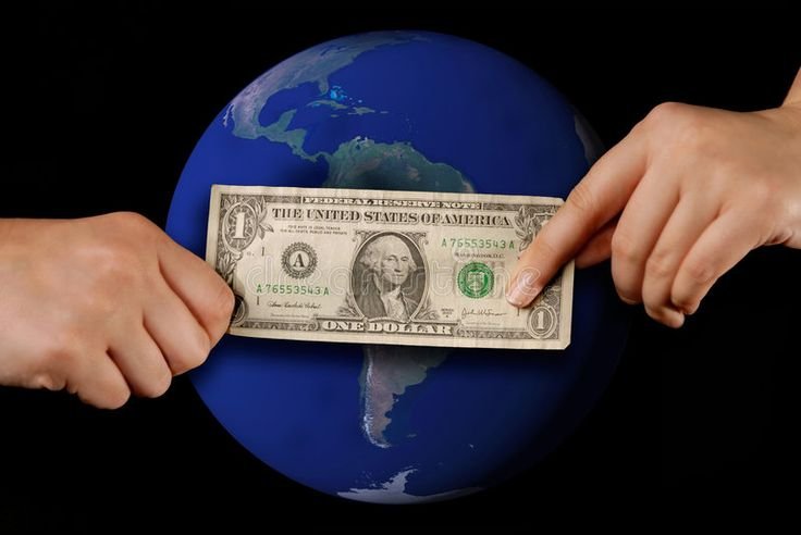 manos entregando dinero internacional around globe