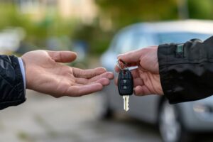 manos entregando llaves de automovil nuevo