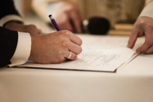 manos entregando papeleo oficial administrativo