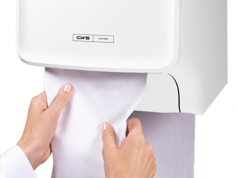 manos secando un celular con toalla