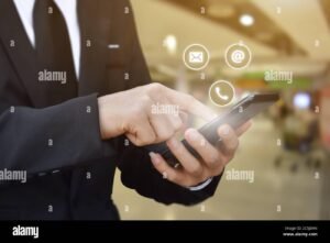 manos sosteniendo telefono movil con contactos