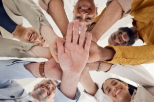 manos unidas formando comunidad cooperativa