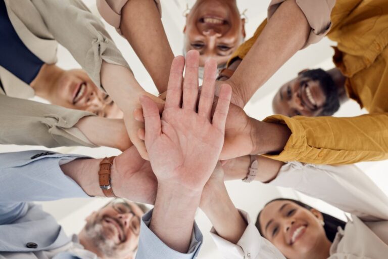 manos unidas formando comunidad cooperativa