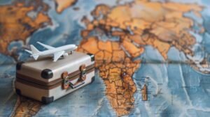 mapa mundial con maleta y avion