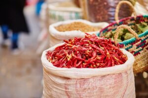 mercado tradicional con ajies secos coloridos