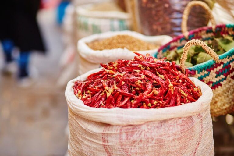 mercado tradicional con ajies secos coloridos