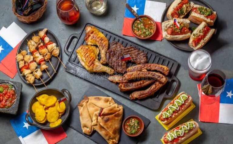 mesa festiva con platos chilenos tradicionales