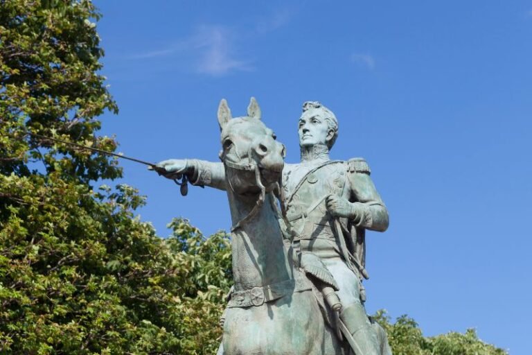monumento andres bello parque urbano las condes