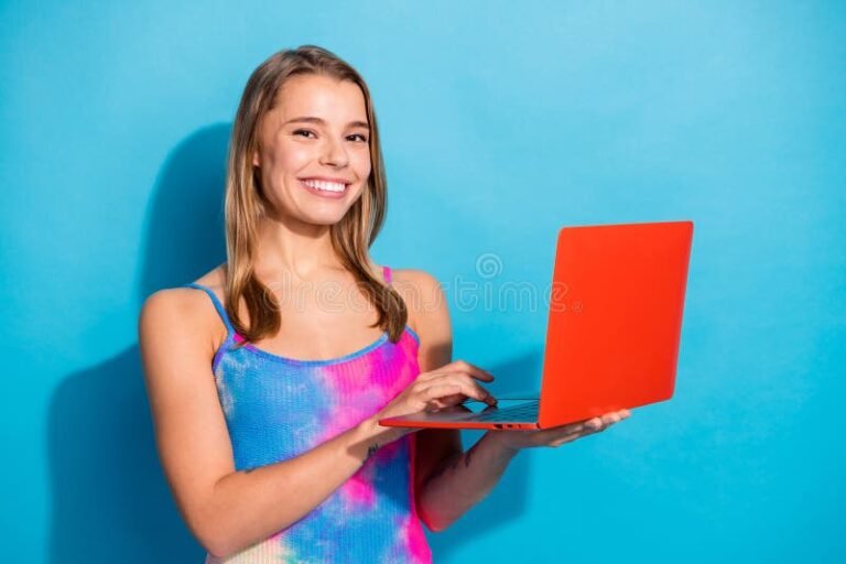 nina usando computadora portatil colorida