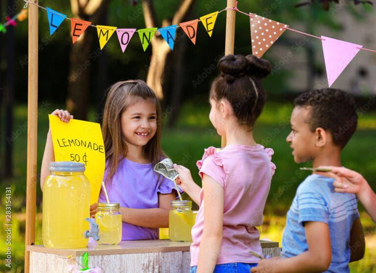 ninos vendiendo limonada en un parque