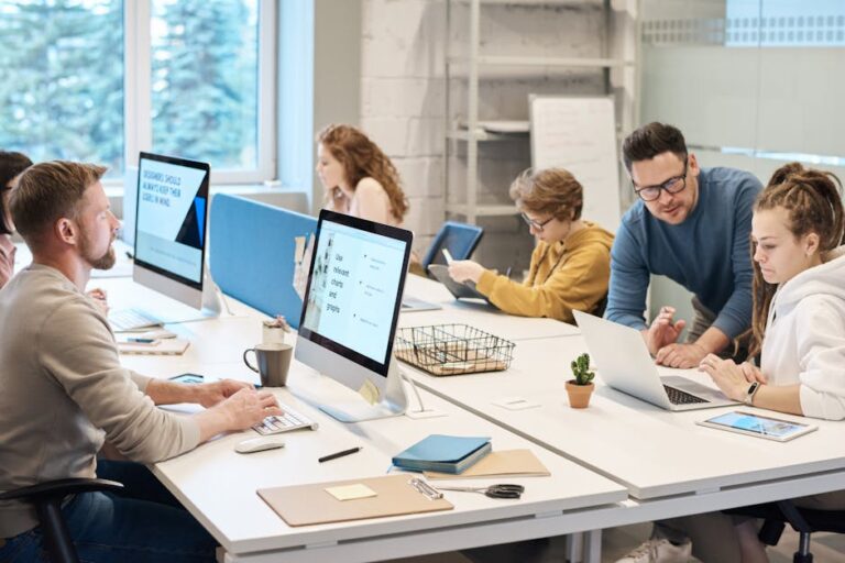 oficina moderna con empleados trabajando financieros