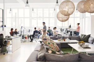 oficinas modernas con empleados trabajando felices