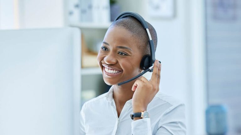 operador de call center con auriculares