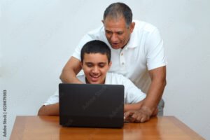 padre e hijo usando computadora juntos