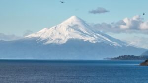 paisaje lago llanquihue y volcanes nevados
