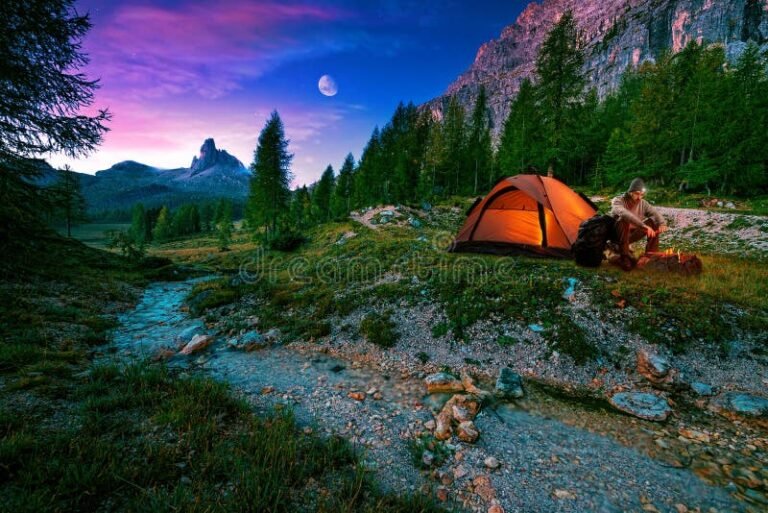 paisaje montanoso con equipo de camping