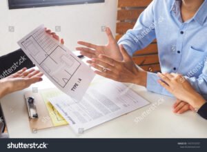 pareja revisando documentos y planos vivienda