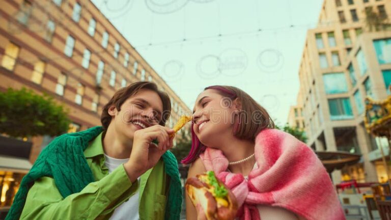 pareja sonriente en cita rapida urbana