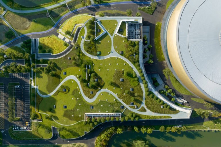 Qué servicios y actividades ofrece Centro Parque Las Condes 2 parque urbano con areas verdes y juegos