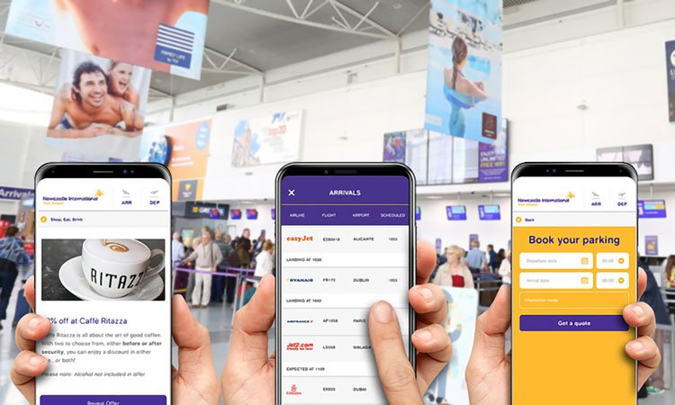 pasajero usando app movil en aeropuerto