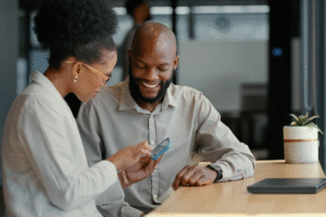 persona abriendo cuenta bancaria en sucursal