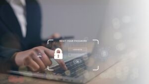 persona cambiando contrasena en computadora segura