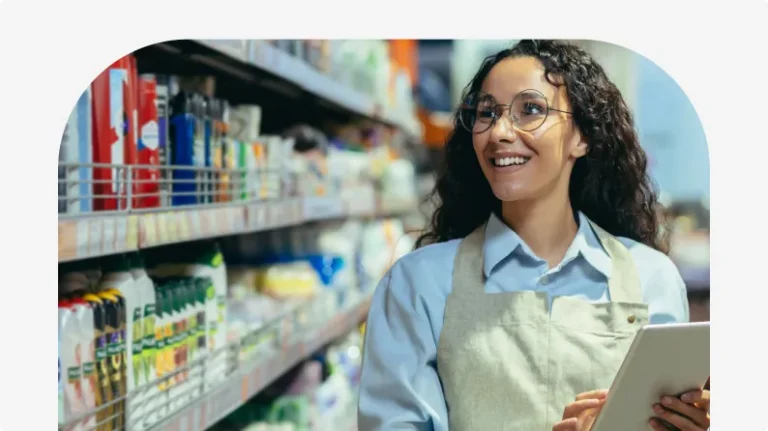 persona canjeando premio en tienda chilena