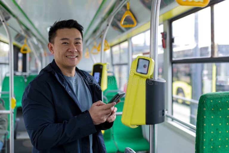 persona comprando boleto de bus feliz