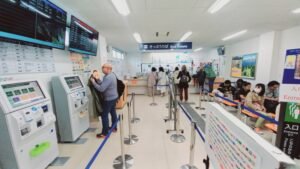 persona comprando tickets en taquilla termas