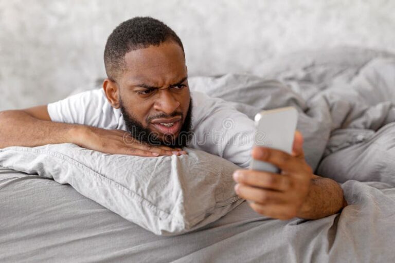 persona confundida mirando su celular apagado