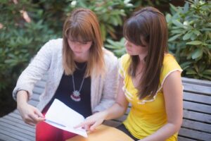 persona entregando curriculum en banco moderno