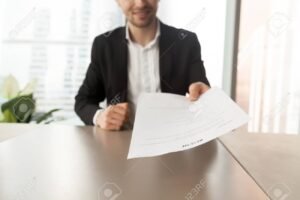 persona entregando curriculum en oficina moderna