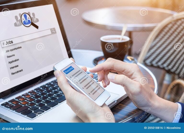 persona enviando curriculum en computadora portatil